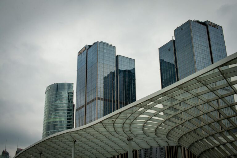 Stocks Retreat as Valuation Concerns Return to Focus - Featured image