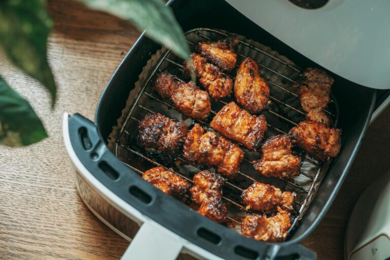 How to Use an Air Fryer to Reheat Leftovers Better Than a Microwave - Featured image