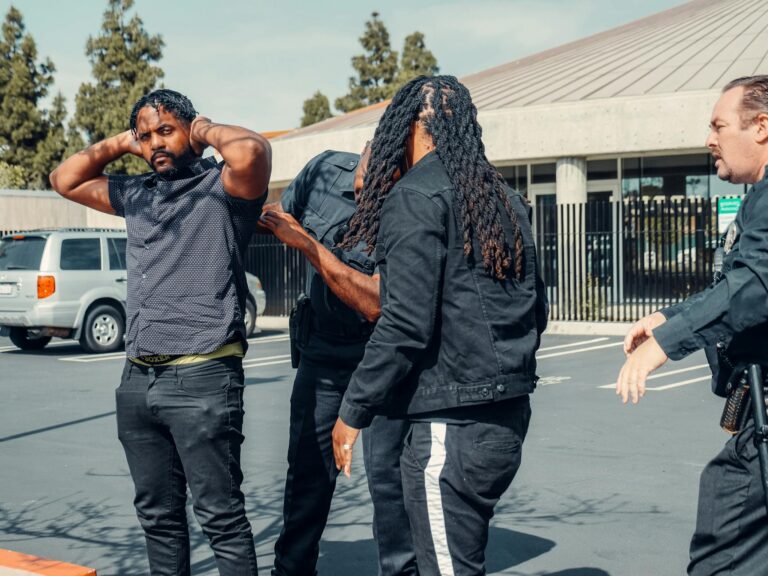 Police Search For Suspect After Robbery In Brooklyn Store - Featured image