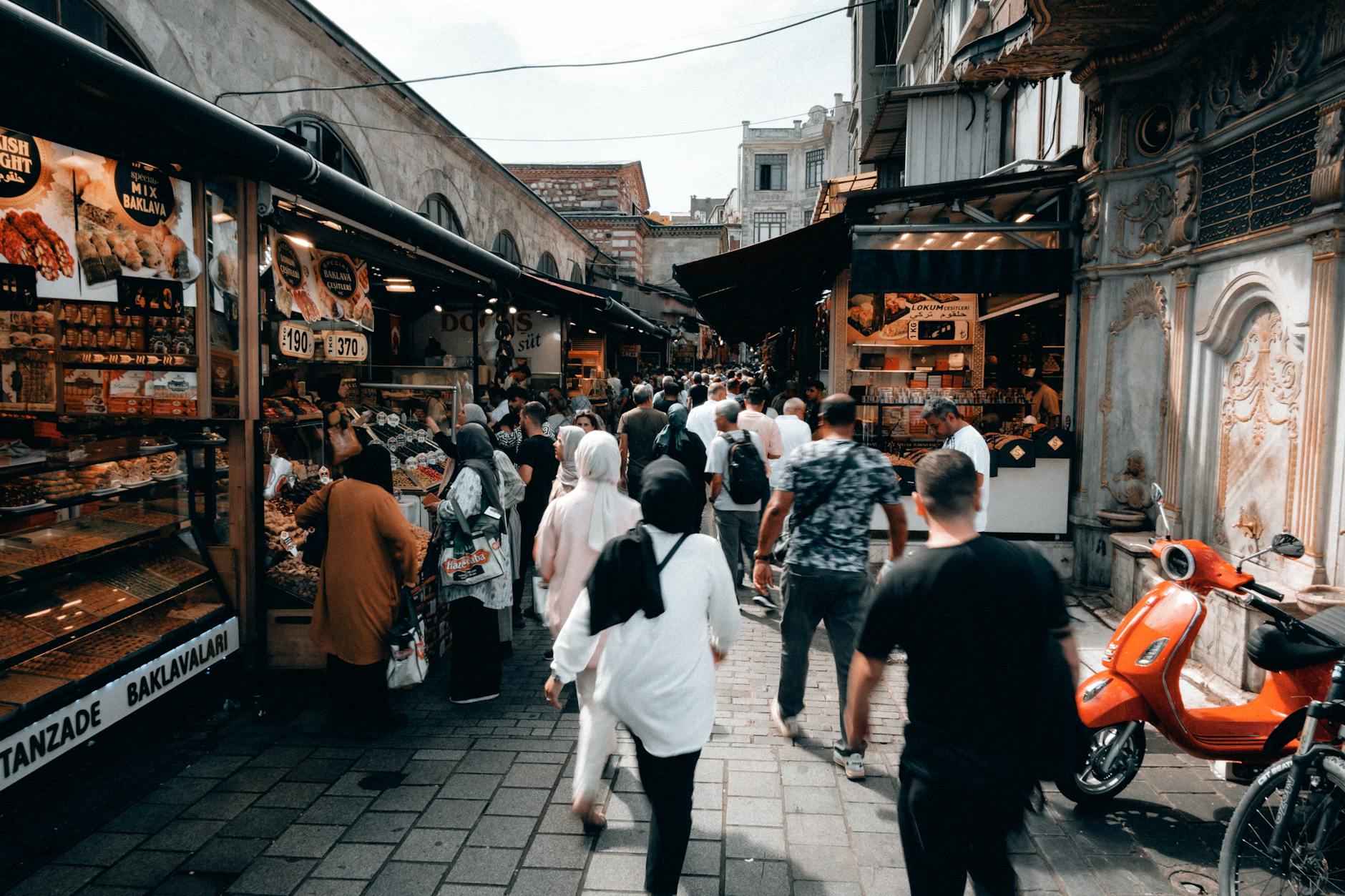 Tourist Crowding and Seasonal Fluctuations