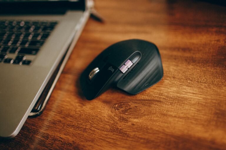How Ergonomic Mice Compare With Traditional Mice for Long Days - Featured image