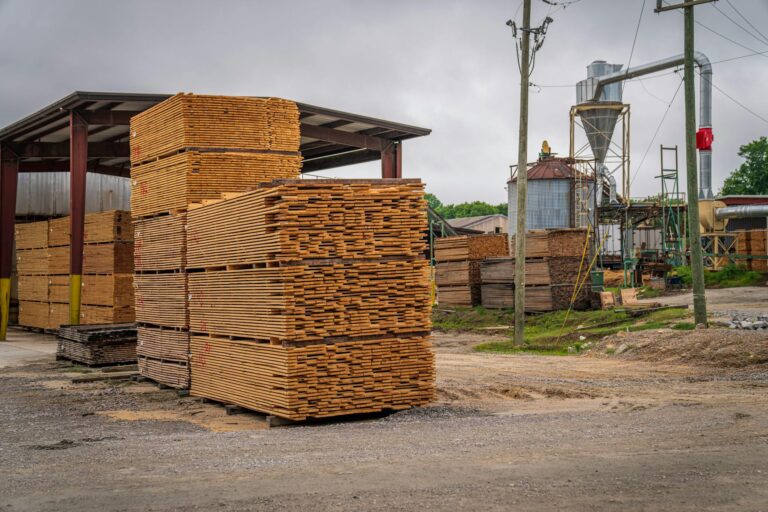 How to Pick Wood at the Lumber Yard Without Getting Surprised - Featured image