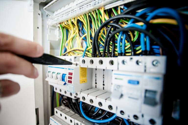 How to Read a Circuit Breaker Panel for the First Time - Featured image