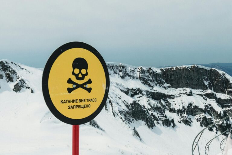 How to Read Weather Signs on a Mountain Ridge - Featured image