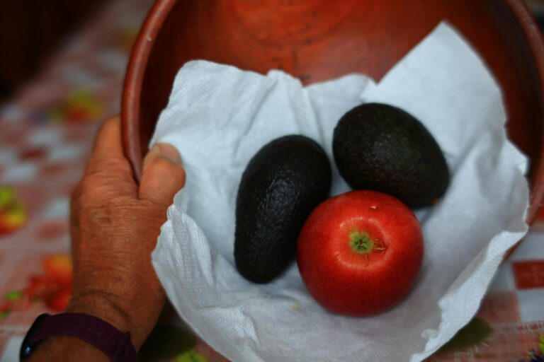 How to Tell If an Avocado Is Ripe Without Squeezing It - Featured image