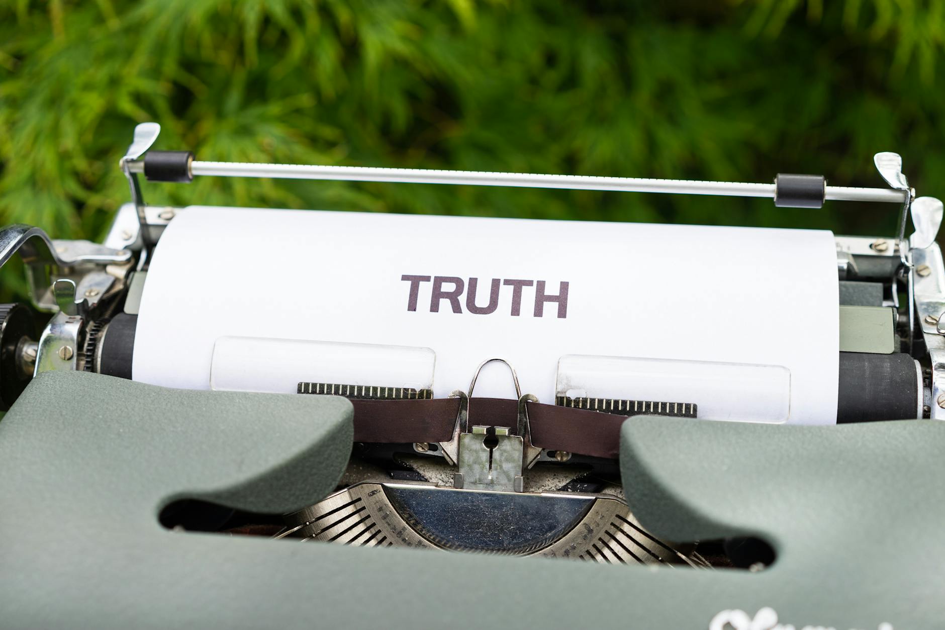 THE DISCOVERY WRITING ADVANTAGE: AUTHENTICITY AND CHARACTER EMERGENCE