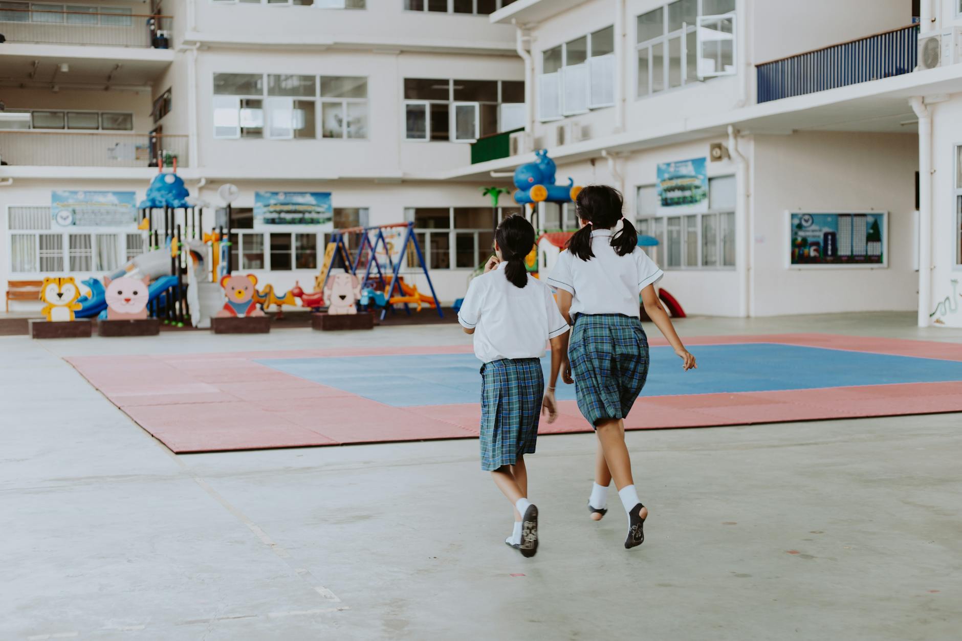 THE TWO SCHOOLS OF THOUGHT: DETAILED PLANNING VS. DISCOVERY WRITING