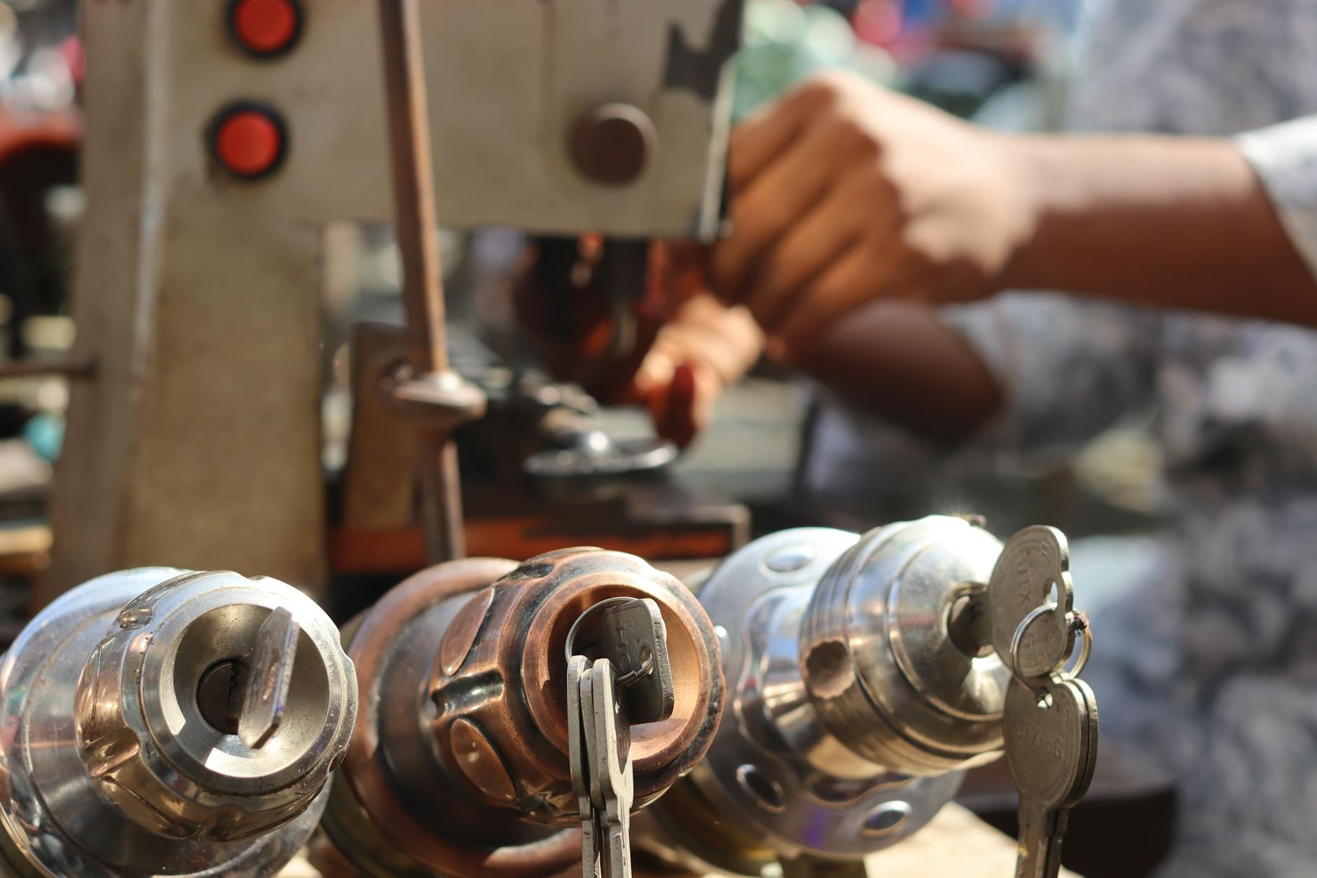 What Are the Key Differences in Drying Speed Between Shellac and Polyurethane?