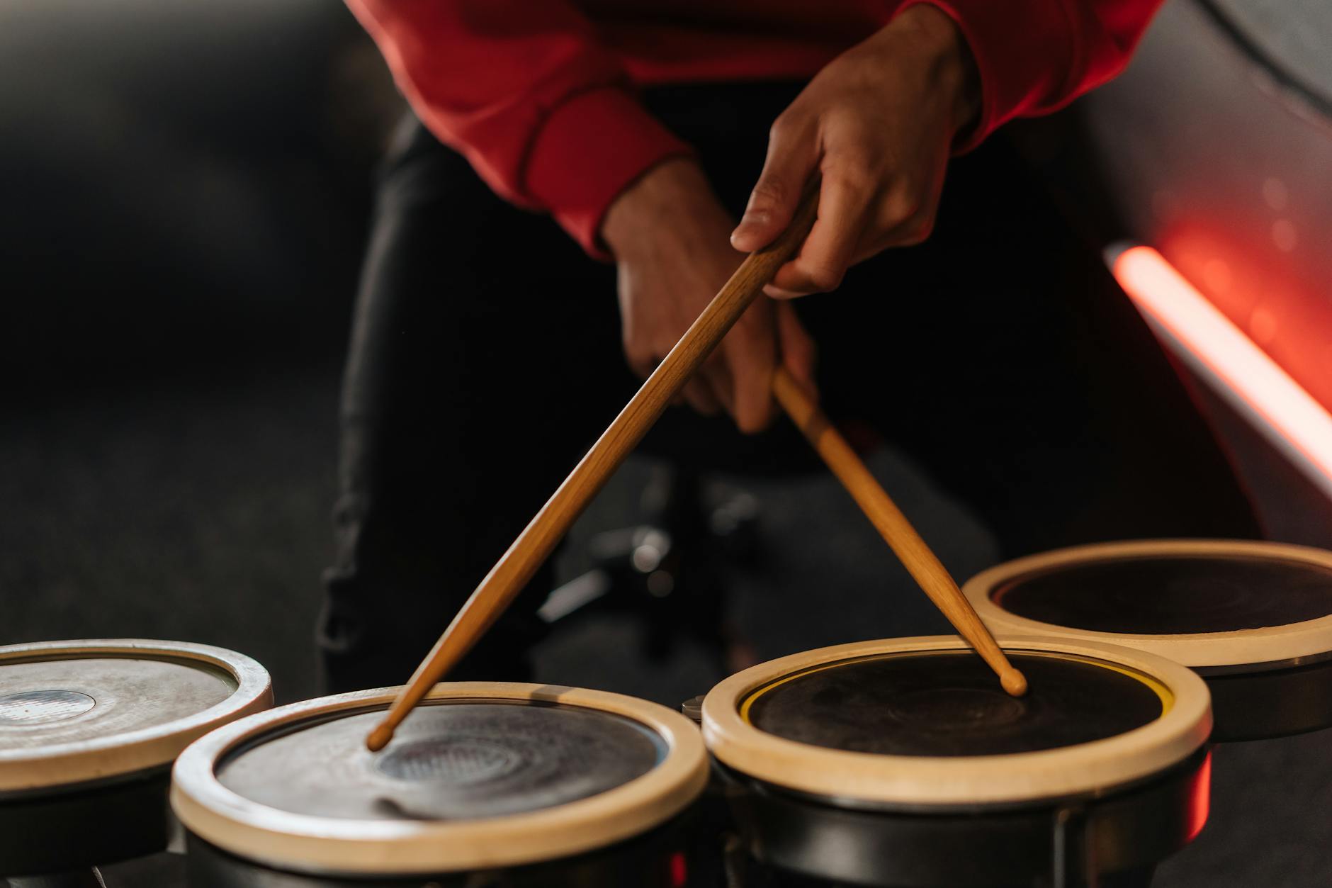 What Creates Rhythm in Sentences Without Musical Training?