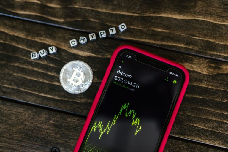 Crypto-exposed stocks collapse amid renewed Bitcoin weakness and declining prices - Featured image