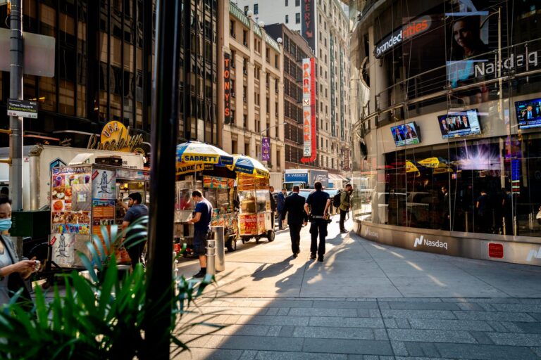 S&P 500 and Nasdaq Today: Will Tech Stocks Bounce Back After Selloff? - Featured image
