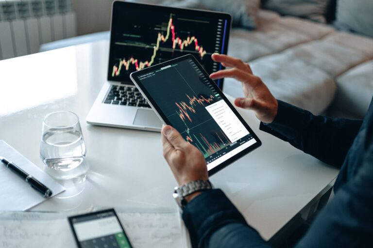 Tech Stocks Rally Despite Iran Tensions While Buffett Issues 2025 Warning - Featured image