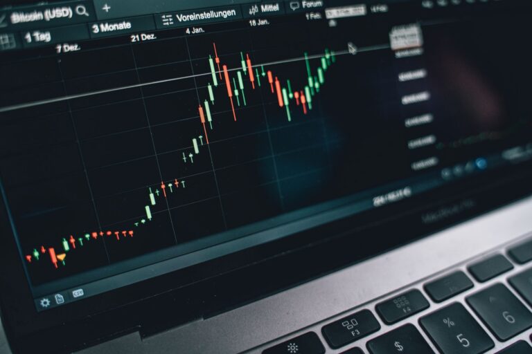 US Stock Futures Stable Following Record Quarter; Market Awaiting Official Guidance - Featured image