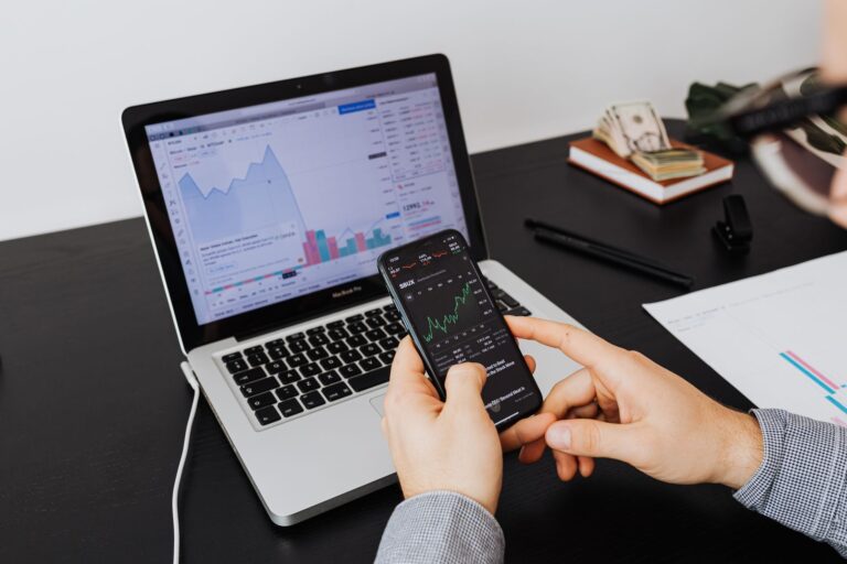 Tech Stocks Rally Despite Iran Tensions While Buffett Issues 2025 Warning - Featured image